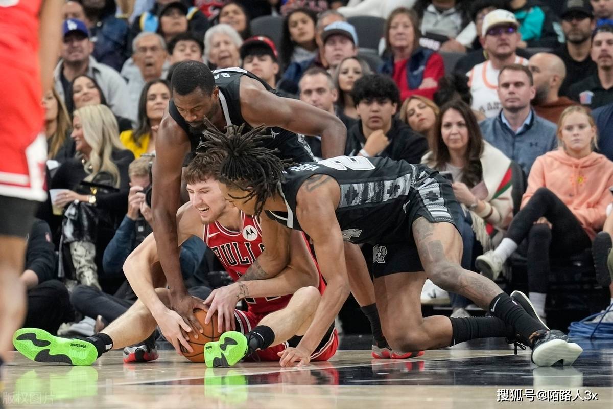 马刺轻取尼克斯,武切维奇统治全场 马刺轻取尼克斯,武切维奇统治全场